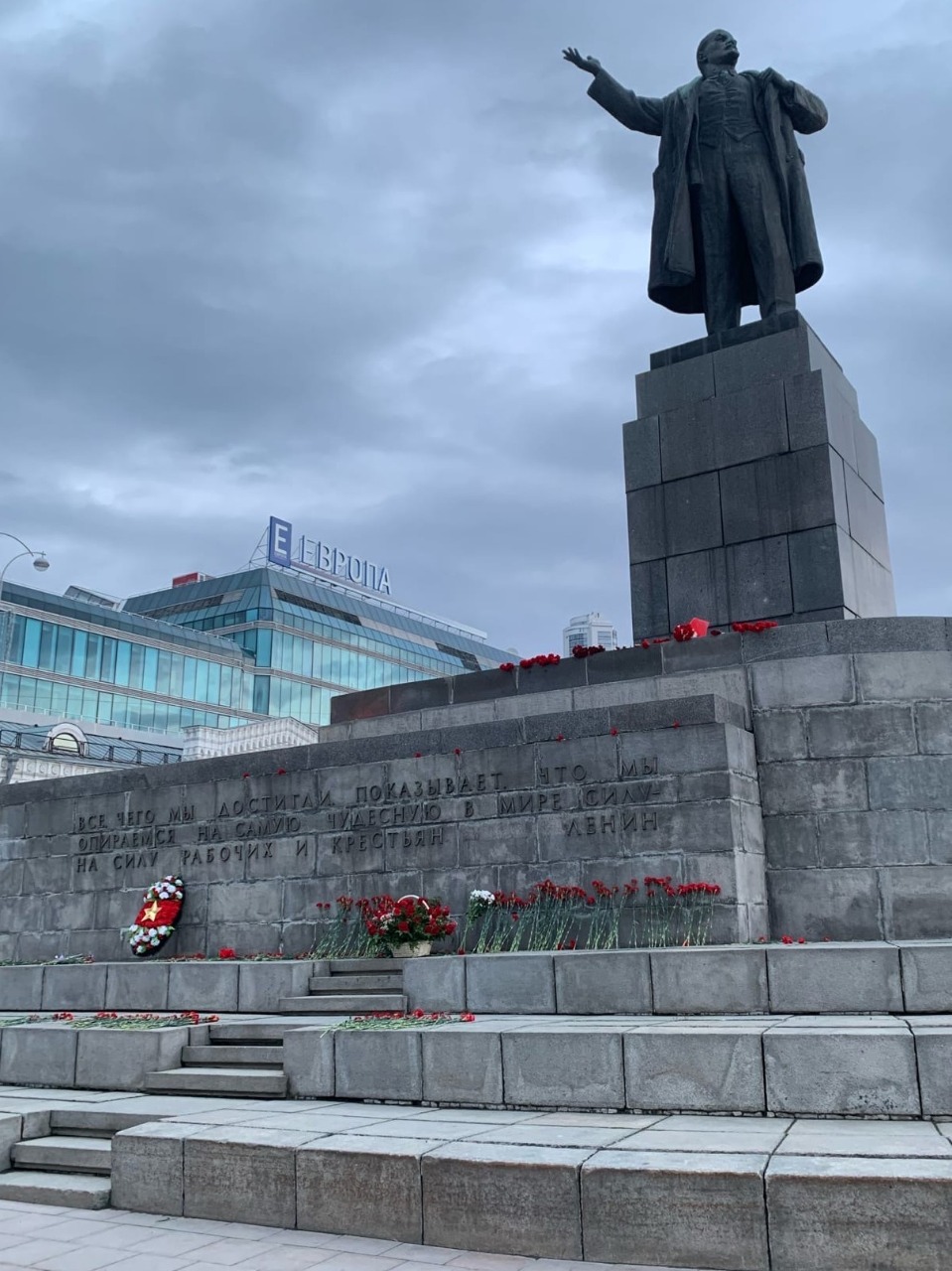 Новый День: В юбилей Ленина вспыхнул цветочный конфликт между консерваторами и коммунистами