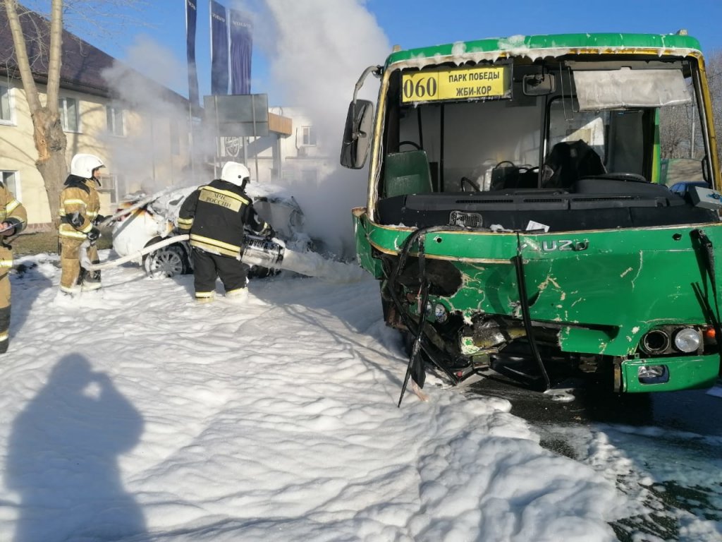 Новый День: В Екатеринбурге на Шефской столкнулись и загорелись машина и автобус с людьми