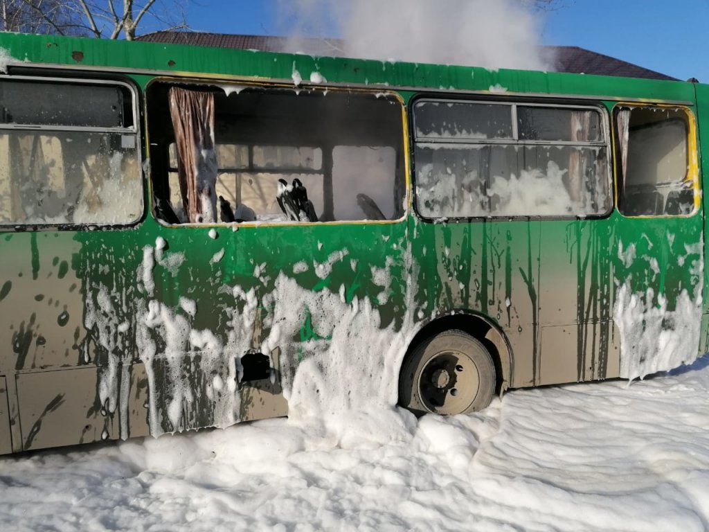 Новый День: В Екатеринбурге на Шефской столкнулись и загорелись машина и автобус с людьми