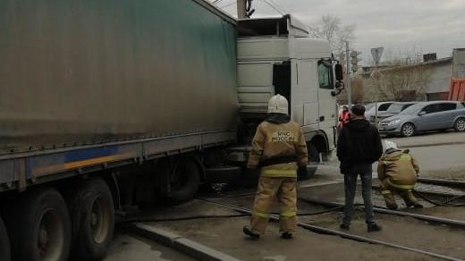 Новый День: Утром в Екатеринбурге трамвай столкнулся с грузовиком (ФОТО)