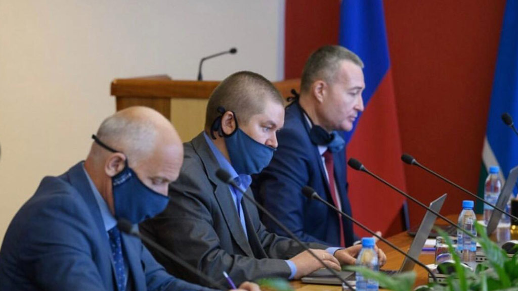 Новый День: Куйвашев распекает чиновников и депутатов за нарушения масочного режима, который он сам не соблюдает (ФОТО)