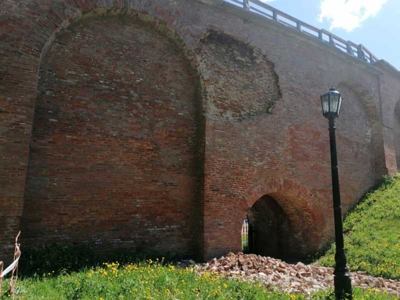 Новый День: Рухнула часть Кремлевской стены в Великом Новгороде (ФОТО)