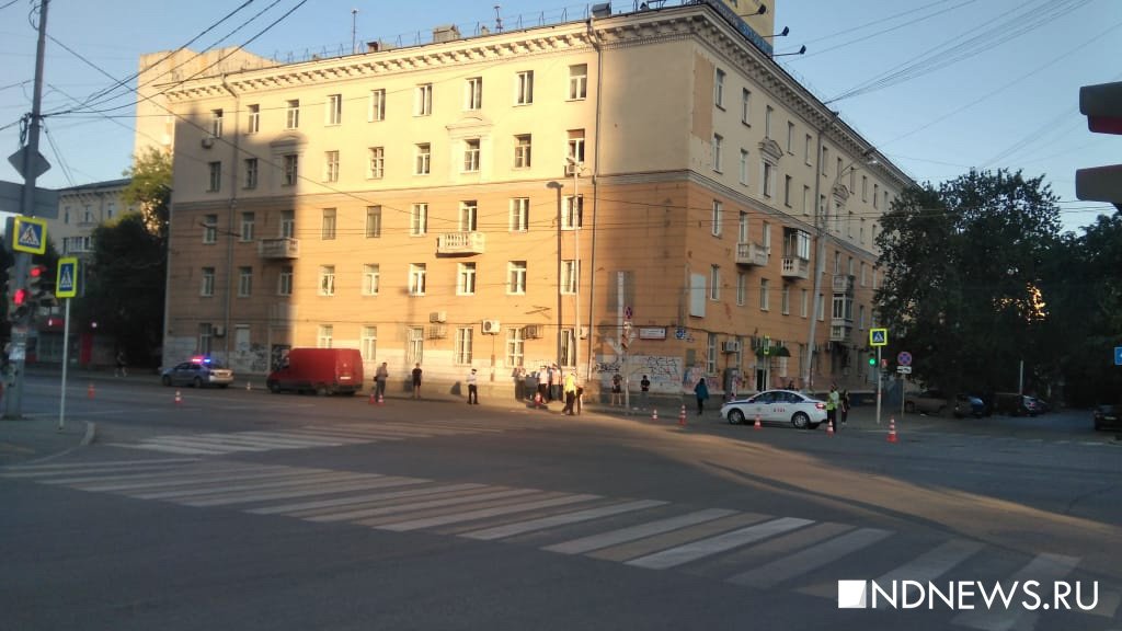 Новый День: Страшное ДТП в центре Екатеринбурга – машину отбросило на пешеходов (ФОТО)