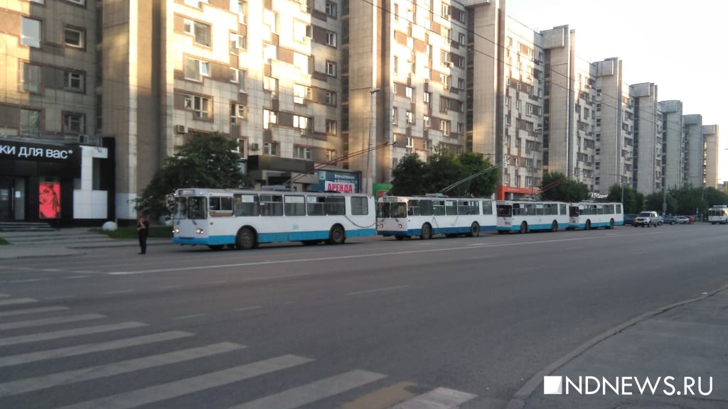 Новый День: Страшное ДТП в центре Екатеринбурга – машину отбросило на пешеходов (ФОТО)