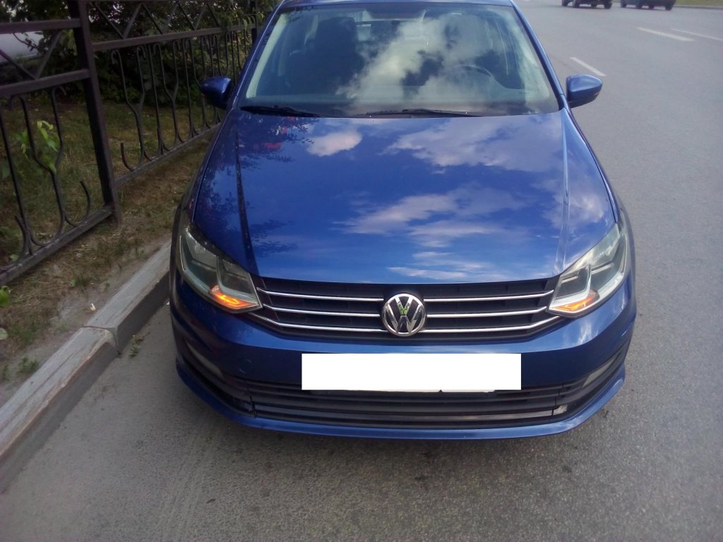 Новый День: Отвлекся на телефон. В Екатеринбурге Volkswagen проехал на красный и сбил подростка