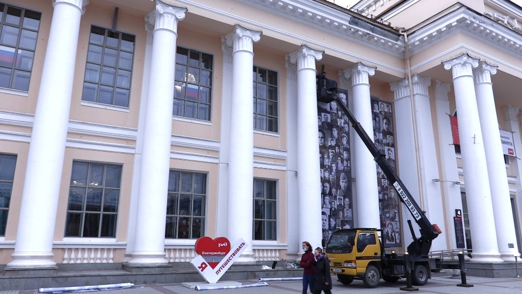 Новый День: На фасаде вокзала разместили портреты ветеранов, уезжавших отсюда на фронт (ФОТО)