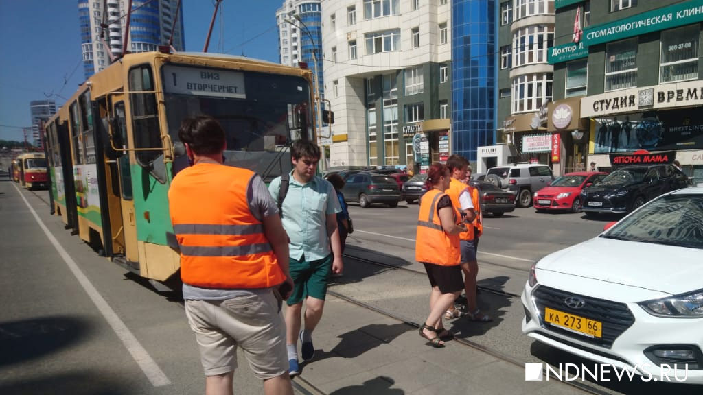 Новый День: Из-за торопыги-таксиста около Гринвича встали трамваи (ФОТО)
