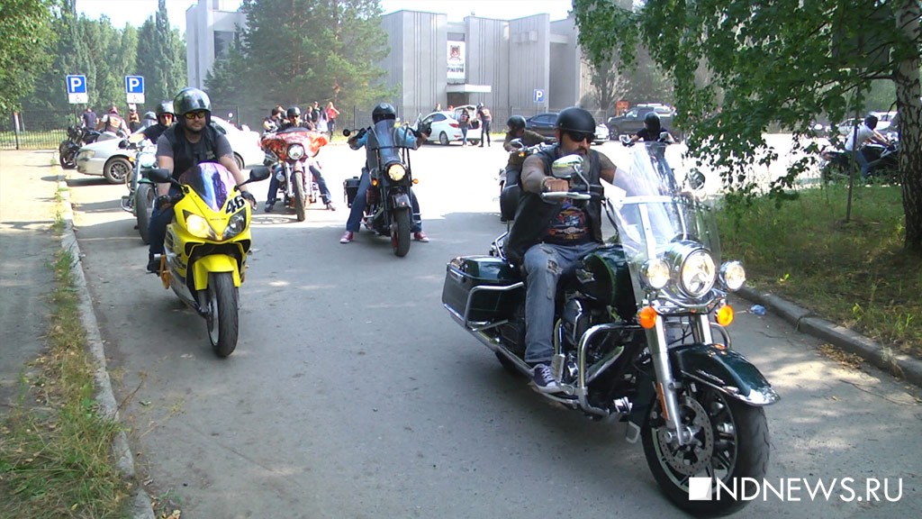 Новый День: Порядка 300 человек сегодня попрощались с мотоциклистом, которого насмерть сбил Mercedes (ВИДЕО)