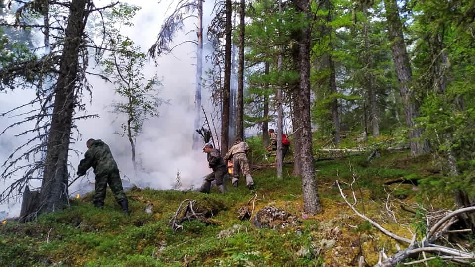 Новый День: Пожар в Денежкином Камне тушат 25 человек с земли и вертолет (ФОТО)