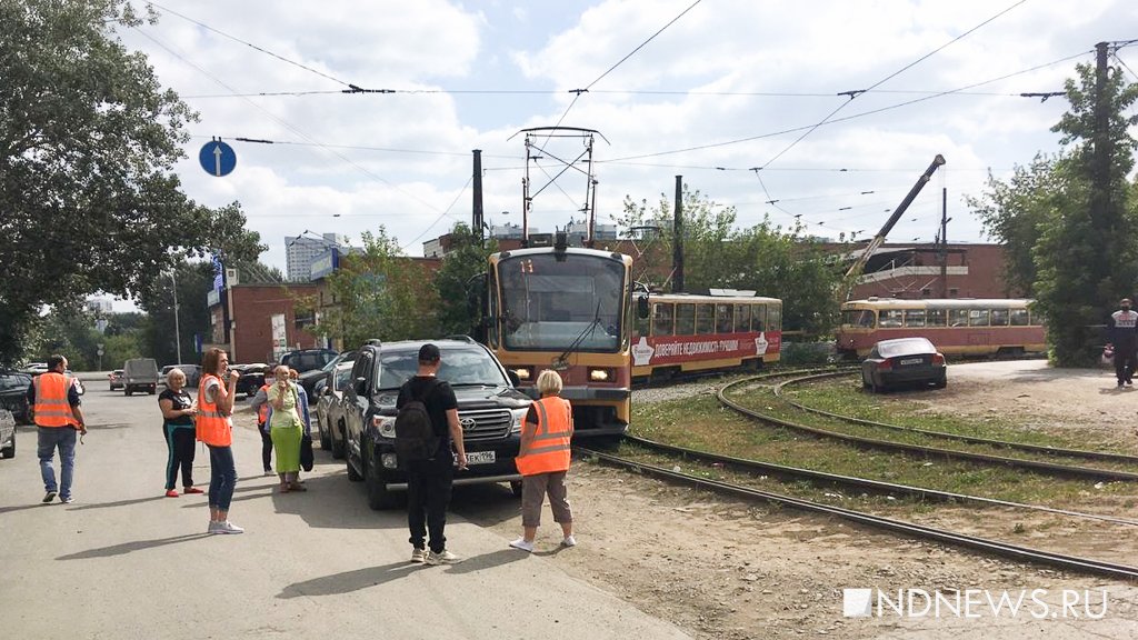 Новый День: В Заречном районе трамваи встали в пробку из-за Land Cruiser, припарковавшегося возле путей (ФОТО)