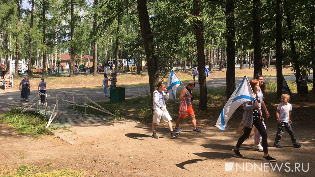 Новый День: В Екатеринбурге моряки с флагами вышли отмечать День ВМФ (ФОТО)