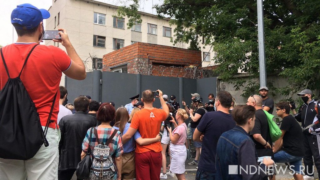 Новый День: Полсотни человек пришли к полиции вызволять задержанного на митинге в поддержку хабаровчан (ФОТО)