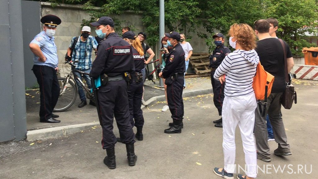 Новый День: Полсотни человек пришли к полиции вызволять задержанного на митинге в поддержку хабаровчан (ФОТО)