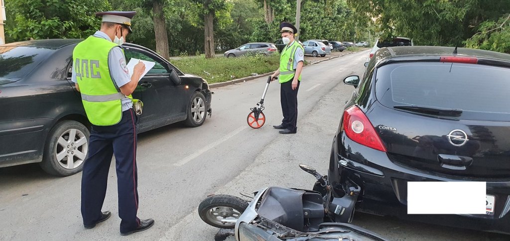 Новый День: В Екатеринбурге два подростка на скутере угодили под машину (ФОТО)