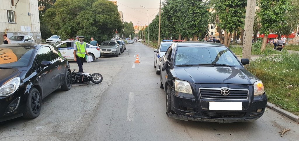 Новый День: В Екатеринбурге два подростка на скутере угодили под машину (ФОТО)