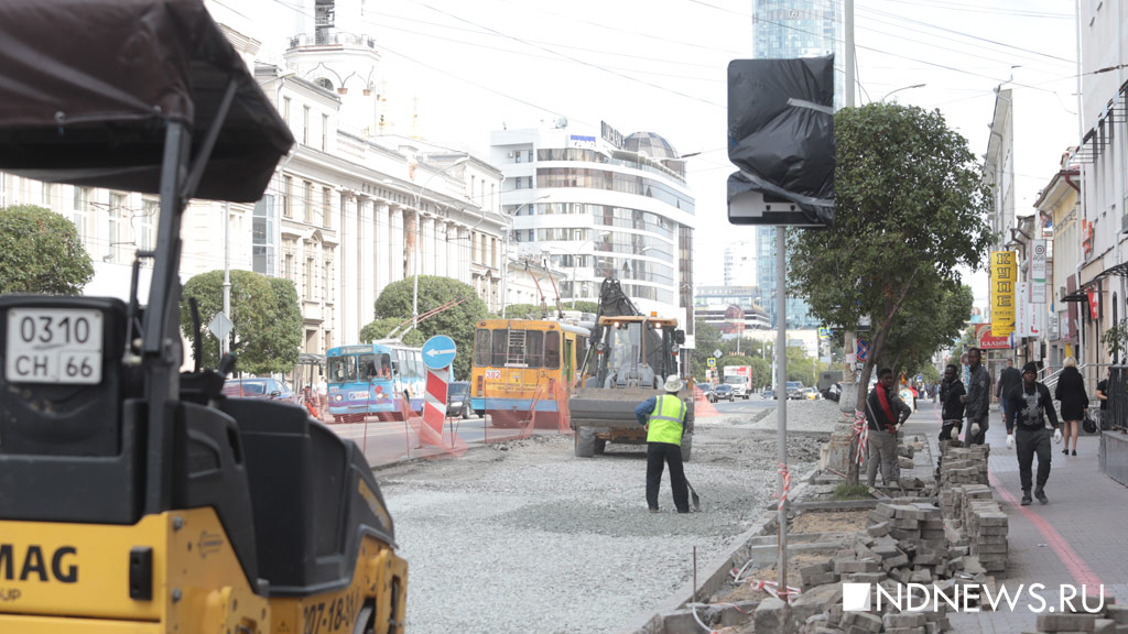 Новый День: В центре Екатеринбурга дорогу ремонтирует бригада негров (ФОТО)