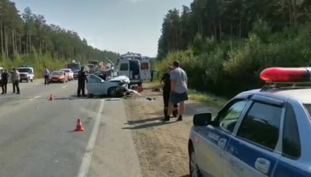 Новый День: Водитель и пассажирка Лады погибли после столкновения с большегрузом (ФОТО)