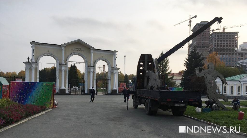 Новый День: К парку Маяковского вернули футболистов (ФОТО)