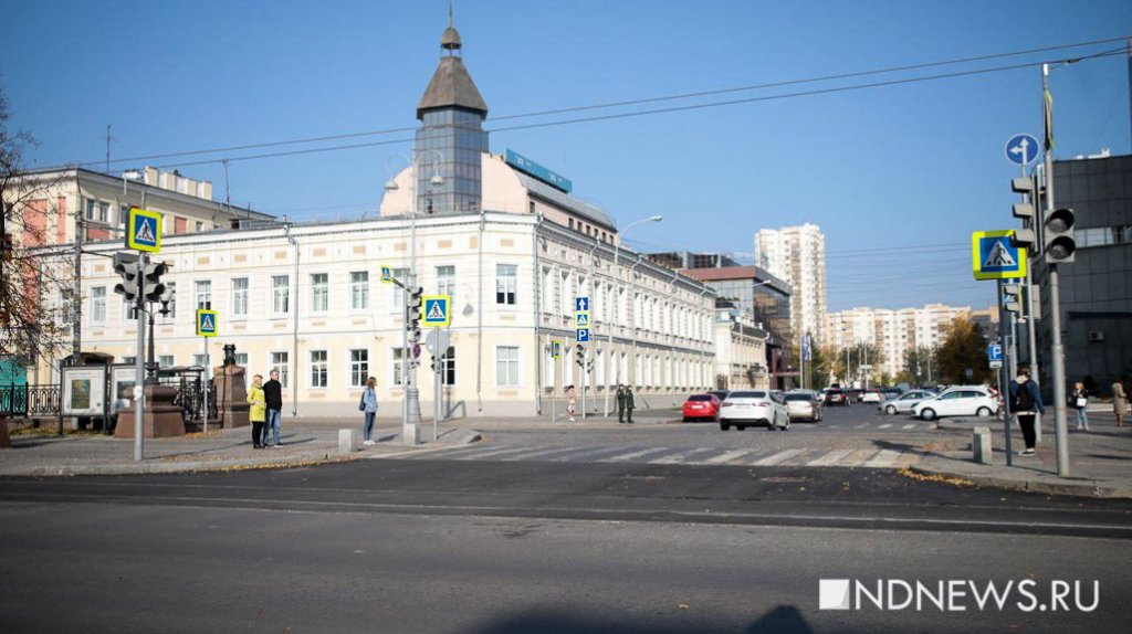 Новый День: В центре Екатеринбурга уложили асфальт поверх гранитной брусчатки (ФОТО)