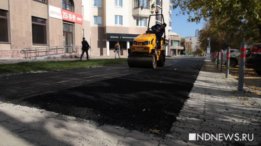 Новый День: Новая мода Екатеринбурга: на плиточном тротуаре появилась асфальтовая заплатка (ФОТО)