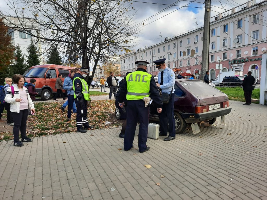 Новый День: В Нижнем Тагиле девятка вылетела на тротуар в толпу пешеходов