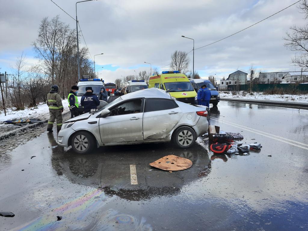 Новый День: В Нижнем Тагиле Kia Rio на летней резине врезалась в Тойту с семьей: водитель погиб, два ребенка пострадали (ФОТО)