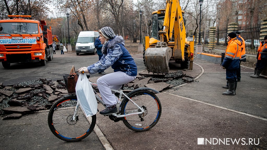 Новый День: В только что отремонтированном парке снимают асфальт (ФОТО)