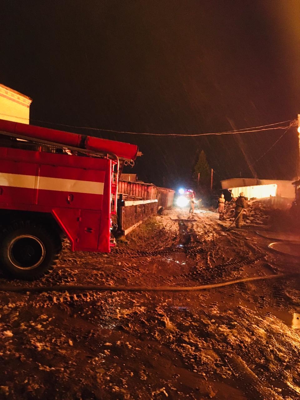 Новый День: На пожаре в уральском городе сгорели 3 коровы, 11 свиней и 80 куриц