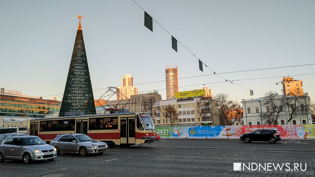 Новый День: В центре Екатеринбурга собрали искусственную елку (ФОТО)