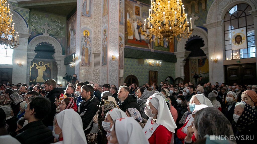 Новый День: В Храме-на-Крови провели службу бывший и будущий митрополиты (ФОТО)