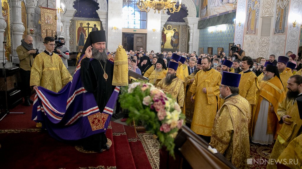 Новый День: В Храме-на-Крови провели службу бывший и будущий митрополиты (ФОТО)