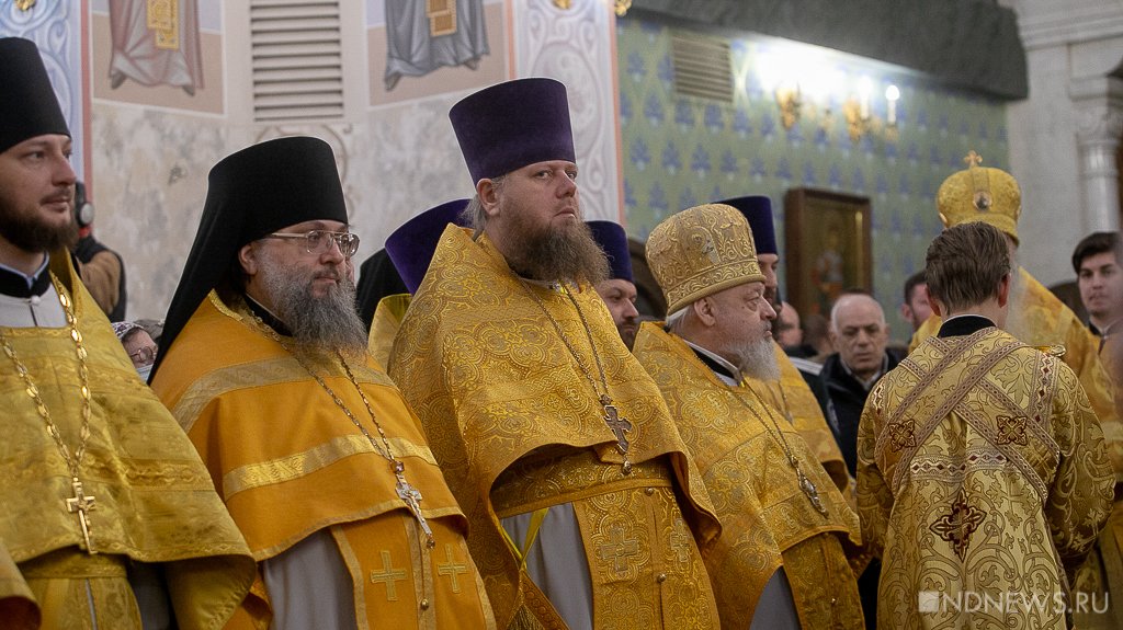 Новый День: В Храме-на-Крови провели службу бывший и будущий митрополиты (ФОТО)