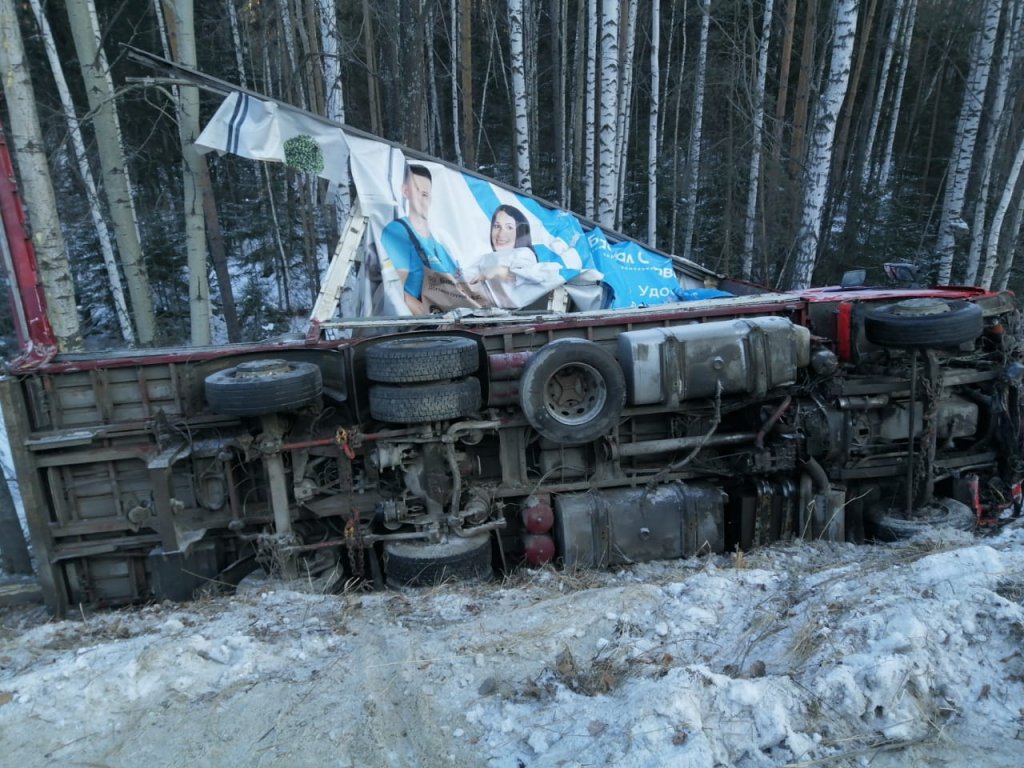 Новый День: На Серовском тракте в месте, где вчера в кювет улетели 7 автомобилей, – снова ДТП