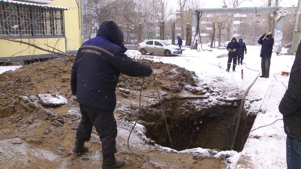 Новый День: В Екатеринбурге из-за коммунальной аварии затопило часть улицы Реактивной (ФОТО, ВИДЕО)