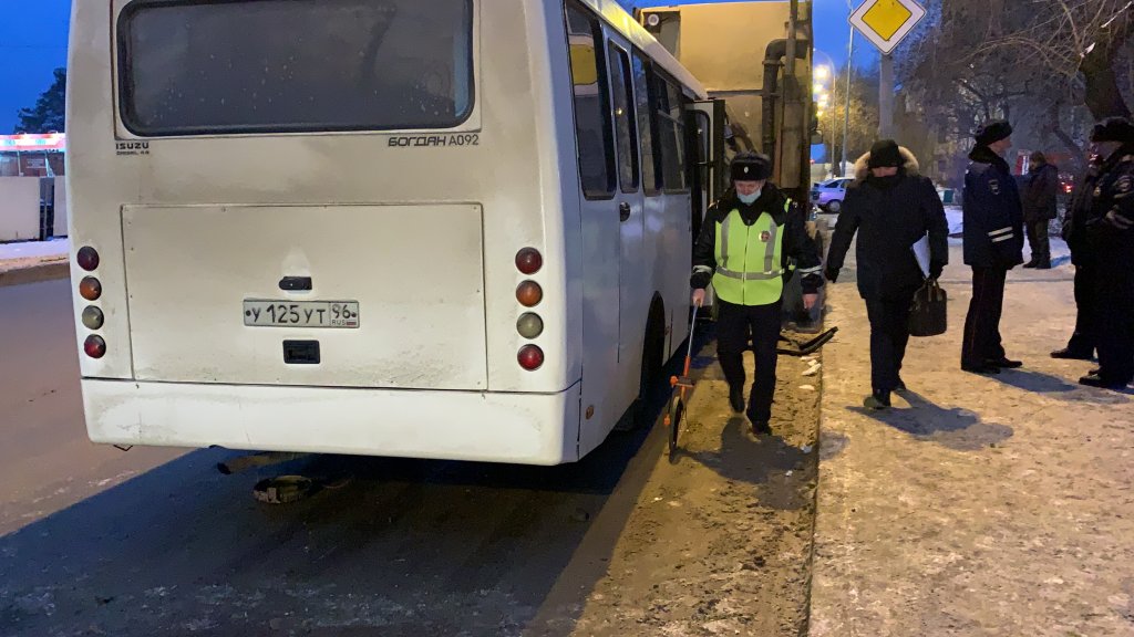 Новый День: ГИБДД: у водителя автобуса, въехавшего в грузовик, не было техосмотра, полиса ОСАГО и путевого листа (ФОТО)