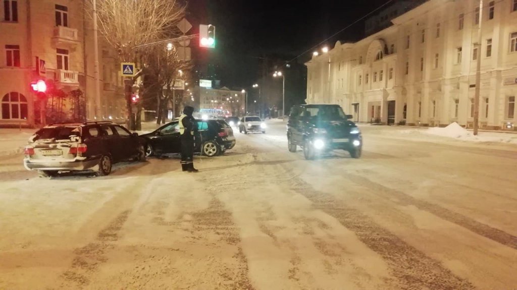 Последствия обильных снегопадов и состояния дорог в Екатеринбурге: 71 ДТП за день