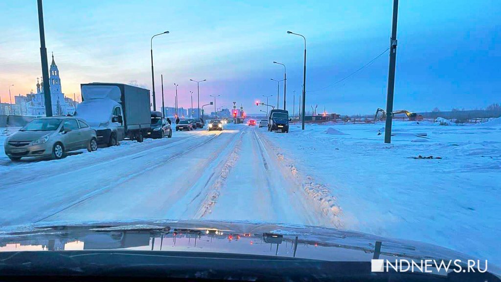 Новый День: Автомобилисты в Екатеринбурге жалуются на ничью дорогу с колеей в 10 сантиметров: Регулярно вылетают на встречку (ФОТО)