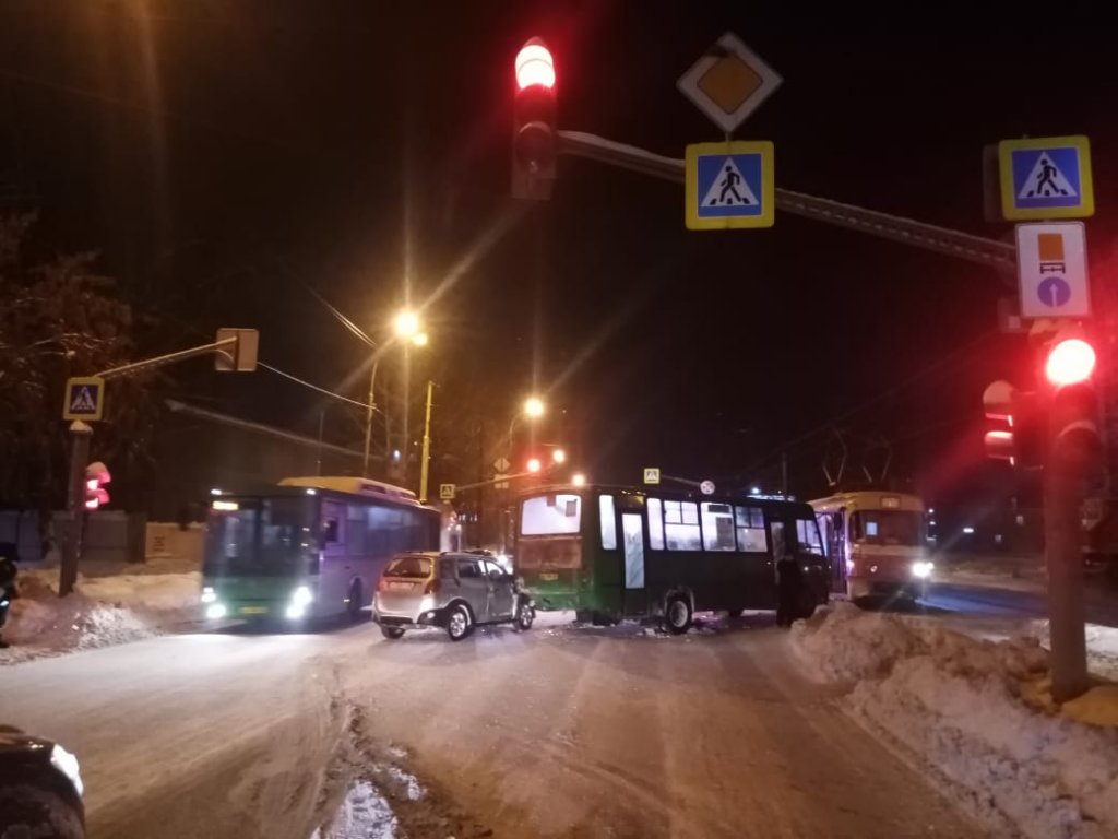 Новый День: ДТП в Екатеринбурге: столкнулись автобус и трамвай, а пострадала водитель легковушки (ФОТО)