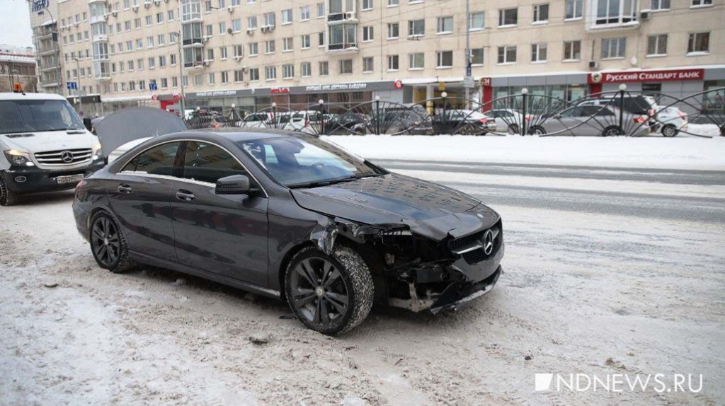 Новый День: В центре Екатеринбурга автомобиль вылетел на остановку: есть пострадавший