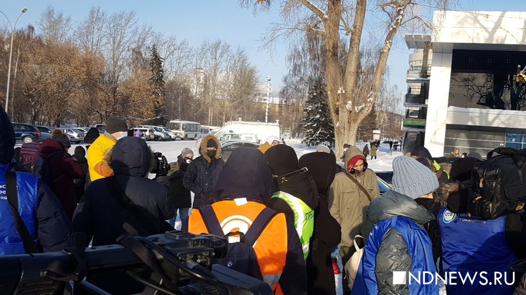 Новый День: У стадиона Динамо собралось более 200 человек: школьников нет, пришли горожане, недовольные уборкой улиц (ФОТО)