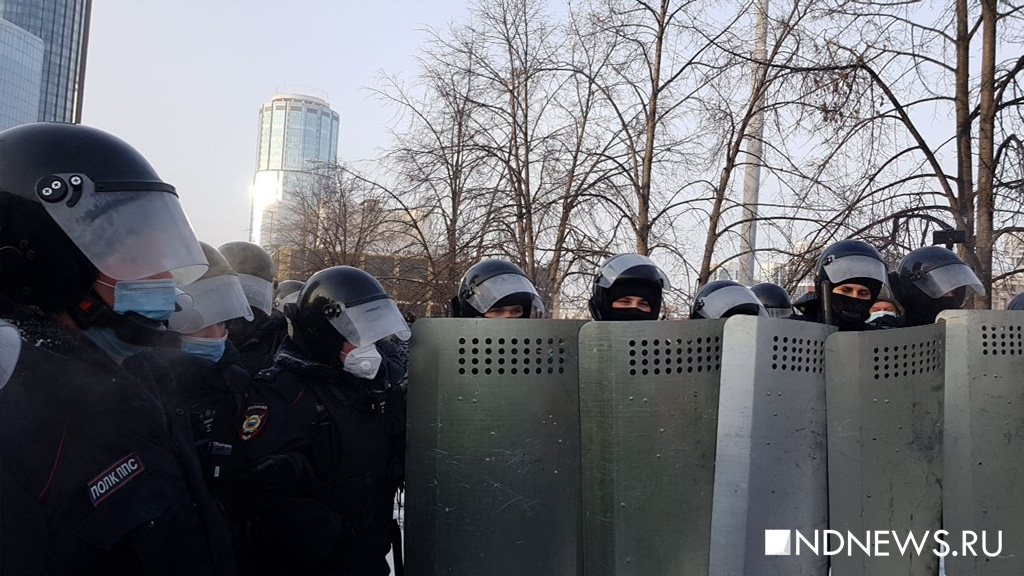 Новый День: В сквере у драмтеатра начались столкновения протестующих и полиции (ФОТО)