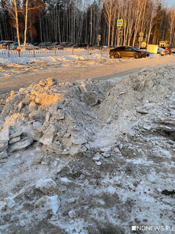 Новый День: Приехали, содрали снег и уехали – уборочная техника завалила улицу Вонсовского (ФОТО)