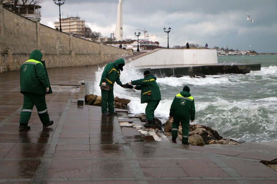Новый День: Шторм повредил главную набережную Севастополя (ФОТО)