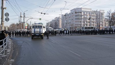 «Все уже не в автобусах, а в помещении»: задержанных на акции протеста наконец выпустили из автозаков