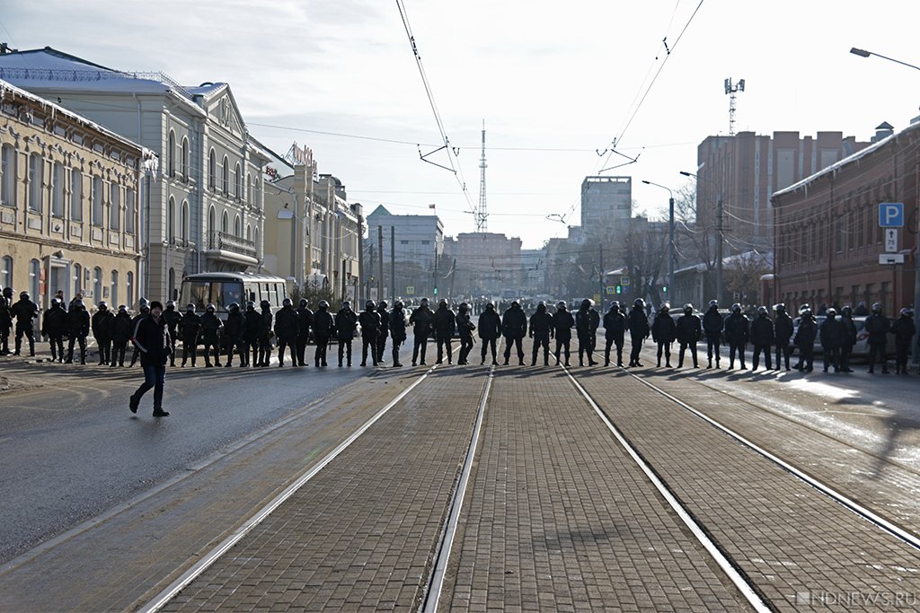 Новый День: Раз, два – побежали: Челябинск еще никогда не видел так много силовиков и таких странных маневров (ФОТО)