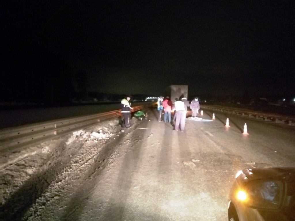 Новый День: На ЕКАДе снегоход со снегокатом столкнулись с грузовиком, два человека погибло (ФОТО)