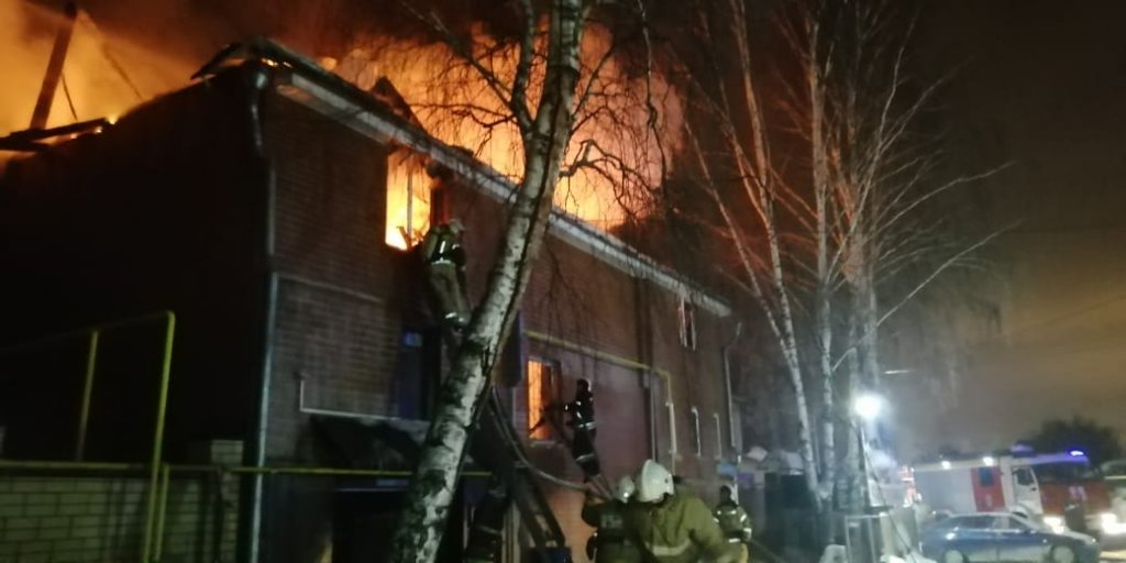 Новый День: Два жилых дома горели ночью в Цыганском поселке Екатеринбурга (ФОТО)