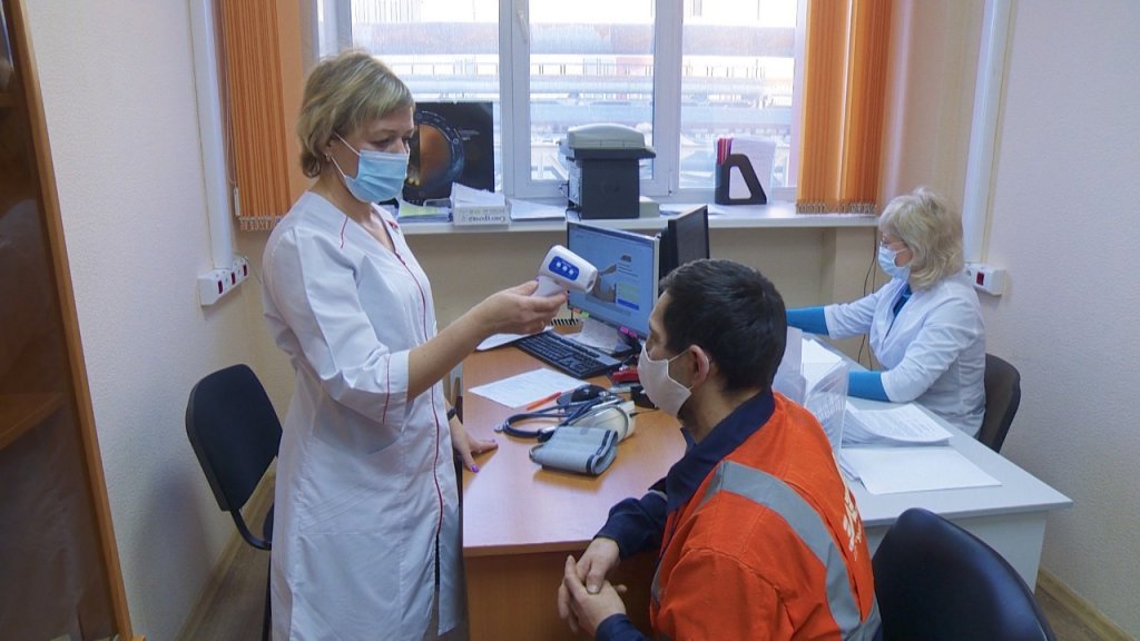 Новый День: Сотрудникам УГМК начали ставить второй компонент вакцины от коронавируса (ФОТО)