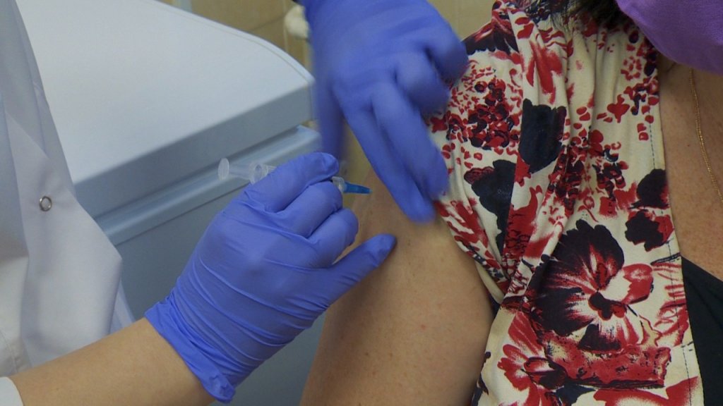 Новый День: Сотрудникам УГМК начали ставить второй компонент вакцины от коронавируса (ФОТО)