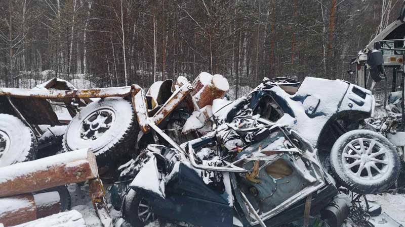 Новый День: Иномарка превратилась в груду металла после ДТП на трассе в Иркутской области: 5 погибших (ФОТО)